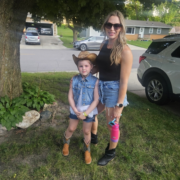 Meet your Posher, Chelsie 🩷🩷🩷 - Picture 7 of 7